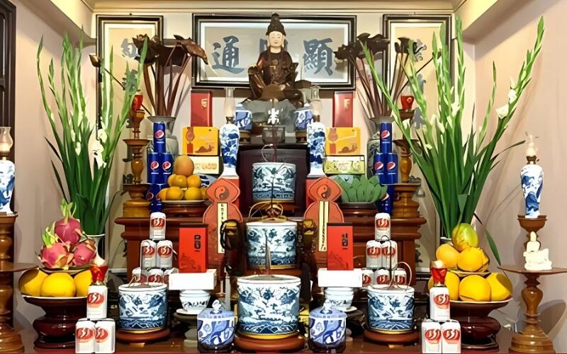Bàn thờ 5 bát hương thường dành cho các gia đình lớn thờ cả nội và ngoại
