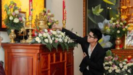 Cắm hoa bàn thờ gia tiên giúp thể hiện lòng thành kính