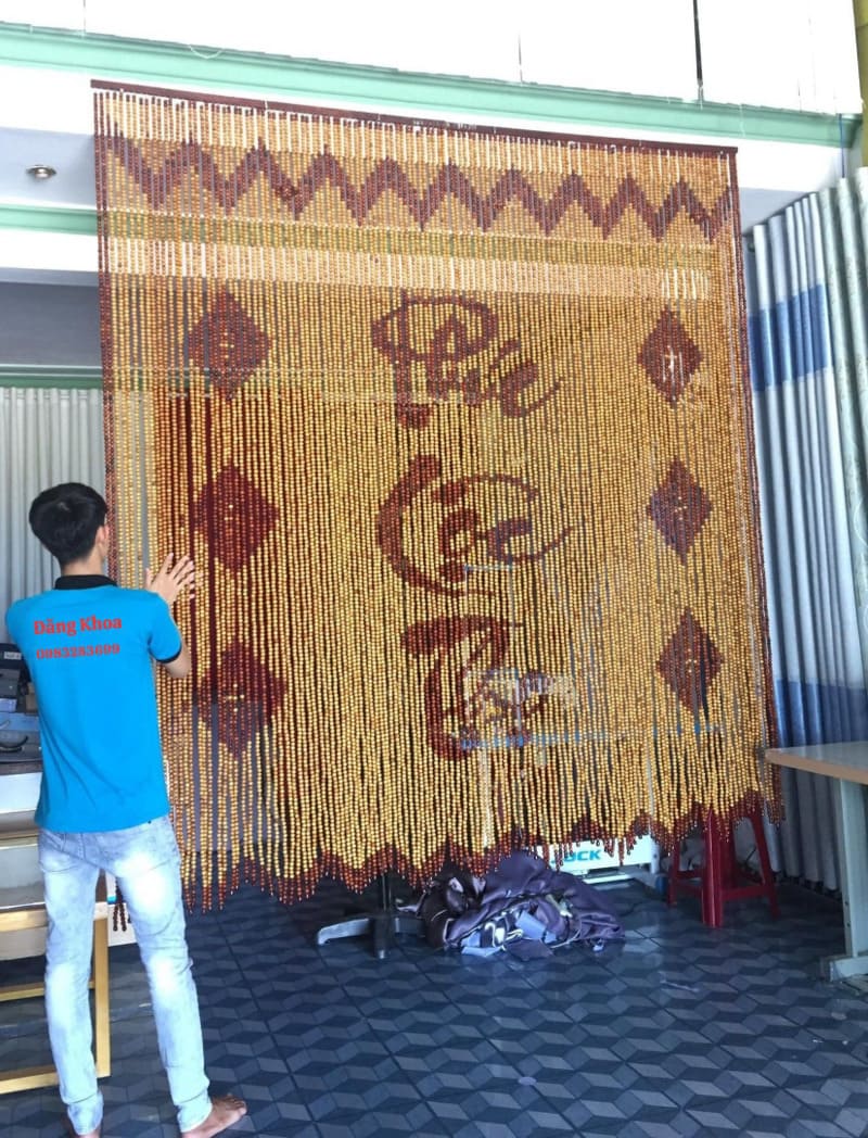 (Bộ rèm hạt gỗ Pơ mu được chế tác từ xưởng rèm Đăng Khoa)