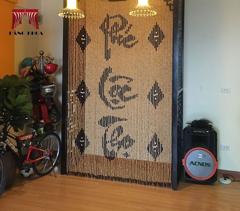 Mành hạt gỗ Phúc Lộc Thọ Pơmu là một trong những sản phẩm được ưa chuộng trong không gian thờ cúng