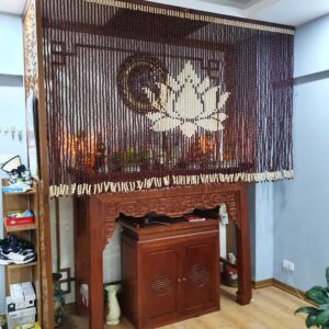 Rèm che bàn thờ chung cư hoa sen là lựa chọn hoàn hảo cho những ai mong muốn không gian thờ cúng trang trọng, thanh tịnh và hợp phong thủy