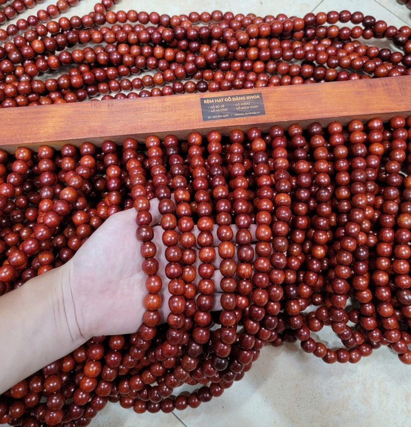 (chi tiết rèm hạt gỗ Hương cao cấp, đường kính 12mm, màu cánh gián tự nhiên)