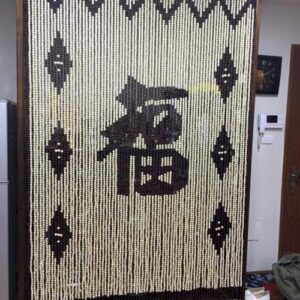Rèm hạt gỗ bàn thờ chữ Phúc nho giúp không gian thờ cúng trở nên trang nghiêm và mang ý nghĩa phong thủy sâu sắc