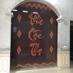 Rèm cửa vòm chữ Phúc Lộc Thọ – Thiết kế gỗ Pơmu tự nhiên, giúp không gian thờ thêm trang trọng, hợp phong thủy và thanh tịnh.
