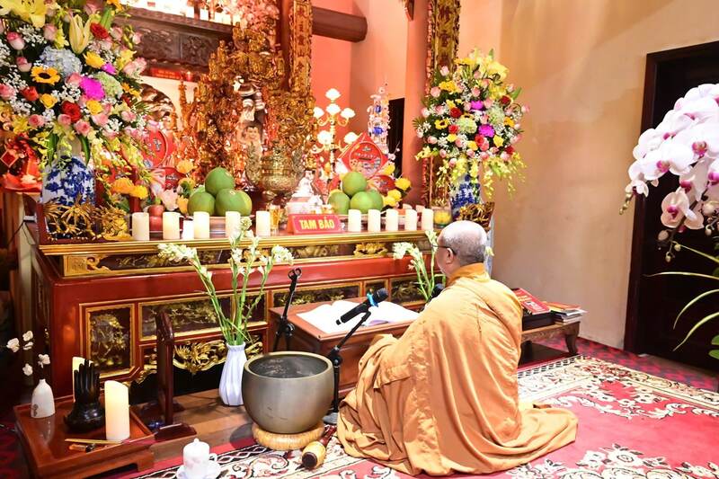 Nên tụng kinh vào giờ nào trong ngày để tâm an tịnh?
