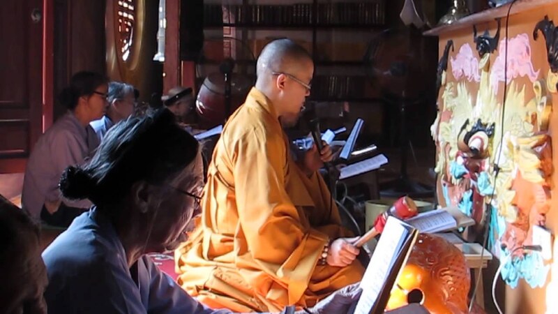 Cách tụng kinh đúng và chọn giờ phù hợp trong ngày
