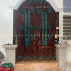 Rèm hạt gỗ câu trúc xanh – Giải pháp phong thủy và thẩm mỹ hoàn hảo cho không gian thờ cúng trang nghiêm trong căn hộ hiện đại.
