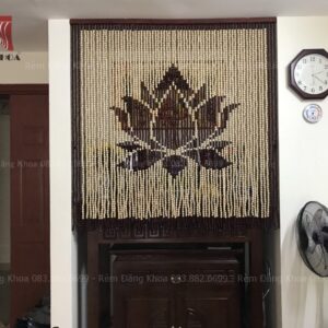 Rèm thờ hình hoa sen – họa tiết hoa sen mềm mại, gỗ Hương thơm nhẹ, mang lại không gian thờ thanh tịnh, chuẩn phong thủy và đầy tính thẩm mỹ.