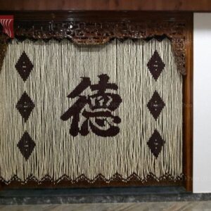 Rèm hạt gỗ chữ Đức nho – biểu tượng của đạo đức và phúc lành, mang lại vẻ đẹp trang nghiêm và nguồn năng lượng tích cực cho không gian thờ tự.