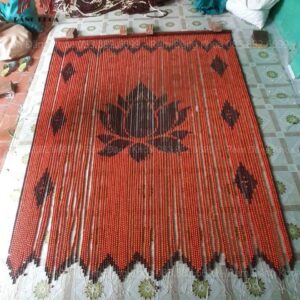 Rèm thờ hình hoa sen – họa tiết hoa sen mềm mại, gỗ Hương thơm nhẹ, mang lại không gian thờ thanh tịnh, chuẩn phong thủy và đầy tính thẩm mỹ.