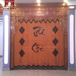 Rèm hạt gỗ Bồ Đề - Tài Lộc mang vẻ đẹp truyền thống và giá trị phong thủy, phù hợp cho không gian thờ cúng trong căn hộ chung cư hiện đại.