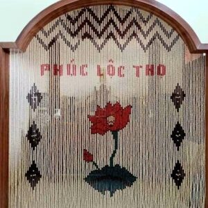 Rèm hạt gỗ hoa sen Phúc Lộc Thọ – mẫu rèm gỗ Bồ Đề không chữ với họa tiết sen thanh cao, mang lại sự trang nghiêm và phong thủy hài hòa cho không gian thờ tự.