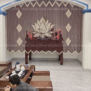 Rèm hạt gỗ Hoa sen cửa vòm – họa tiết sen thanh cao, chế tác từ gỗ Bồ Đề, mang đến vẻ đẹp phong thủy và sự yên bình cho không gian thờ cúng.