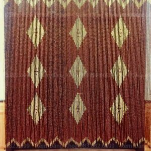 Rèm hạt gỗ Hương 9 trám – thiết kế sang trọng, họa tiết trám chạm khắc tỉ mỉ, mang lại vẻ đẹp truyền thống và phong thủy cho không gian thờ.