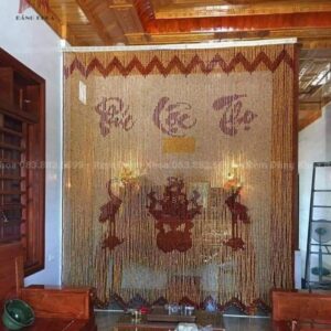 Rèm trang trí phòng thờ gỗ Pơmu Đỉnh Hạc PLT – chất liệu gỗ Pơmu tự nhiên, bền đẹp theo thời gian, phù hợp với không gian thờ truyền thống và hiện đại.