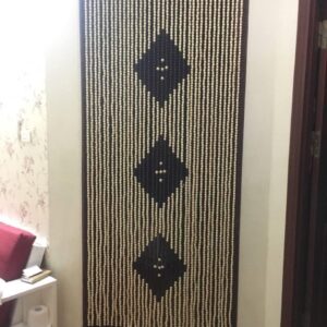 Rèm thông phòng hiện đại – chất liệu gỗ Bồ Đề tự nhiên, mùi thơm dịu nhẹ, giúp không gian thờ thêm phần thanh tịnh, sang trọng và phong thủy.