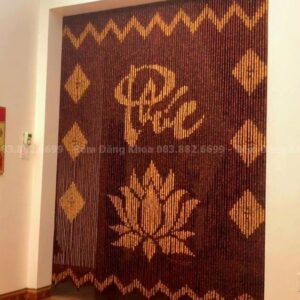 Rèm hạt gỗ hương chữ Lộc – chất liệu gỗ Hương tự nhiên, thiết kế chữ “Lộc” thư pháp sắc nét, mang lại vẻ đẹp và vượng khí cho không gian thờ cúng chung cư.